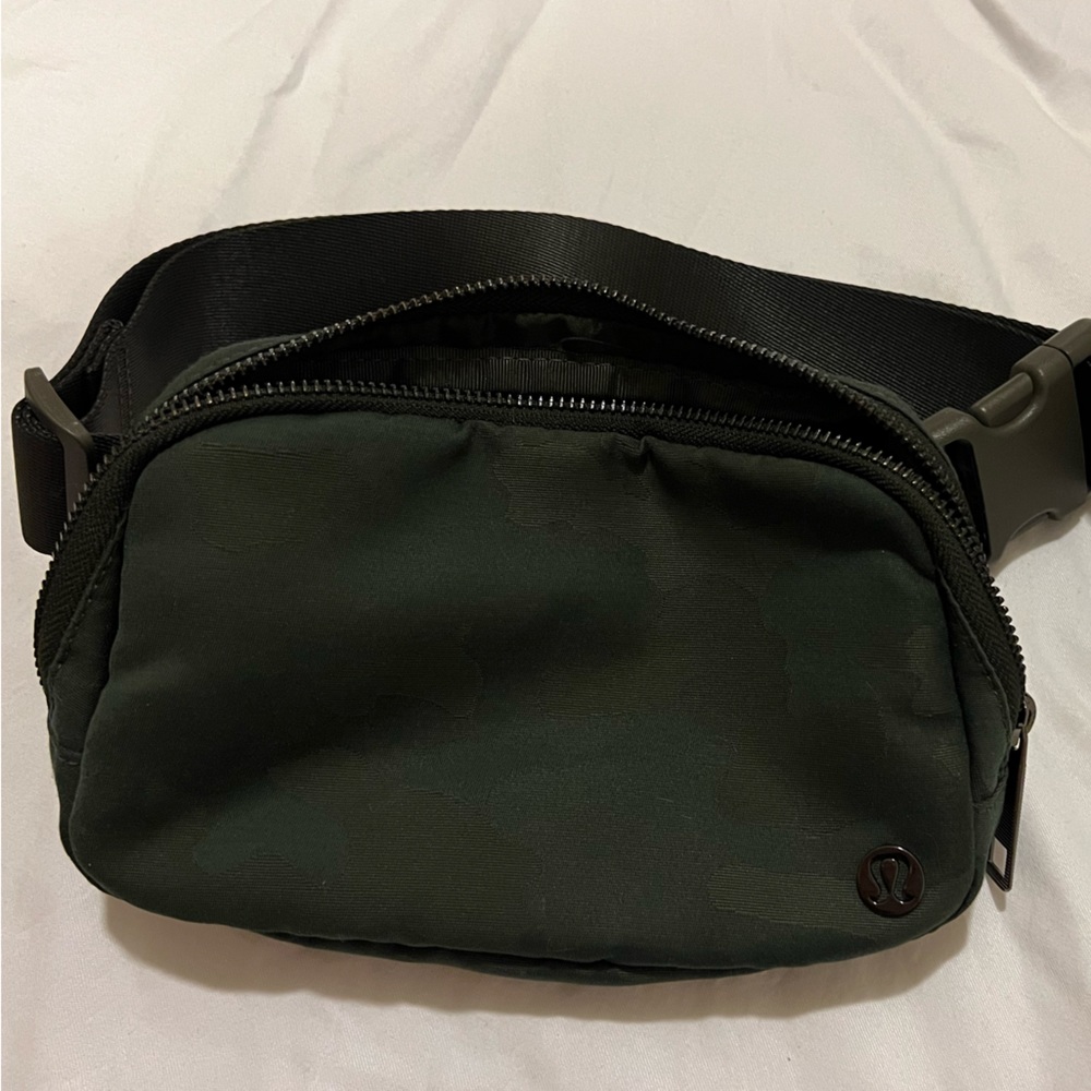 Lululemon Everywhere Belt Bag